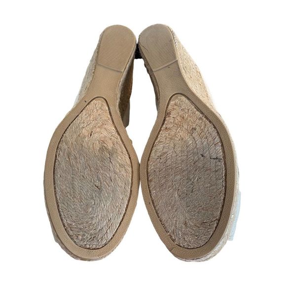 White Mountain women’s cream color open toe wedge heel shoes. 3.5 inch heel - Picture 5 of 8
